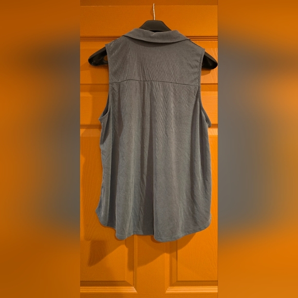 Cute button-up collared tank - Picture 2 of 3